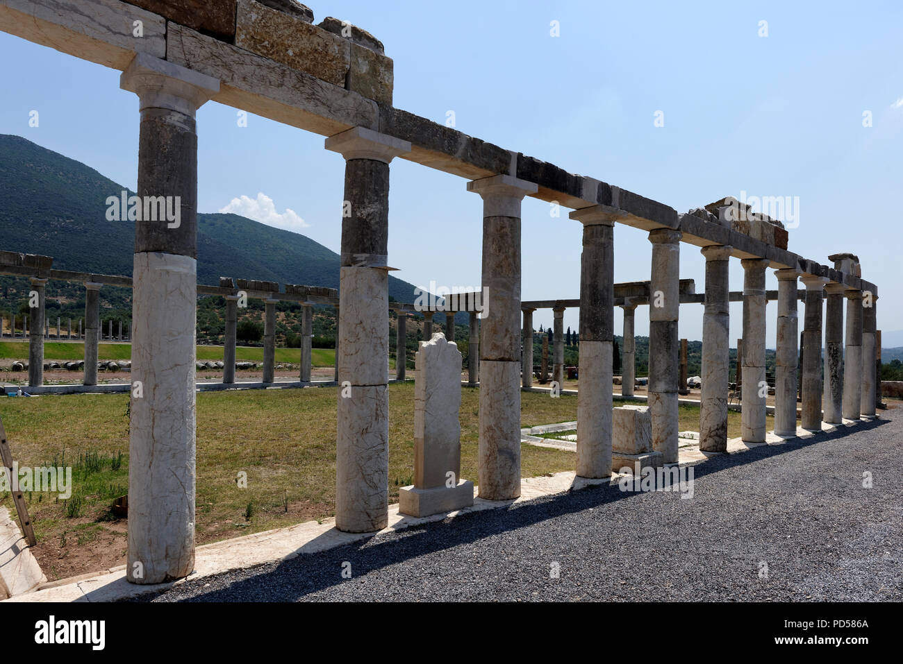 Blick auf die Kolonnade des Palaestra (Wrestling hall) Komplexe, die aus dem 3. Jahrhundert v. Chr. bis zum 4. Jahrhundert n. Antiken Messene. Peloponne Stockfoto