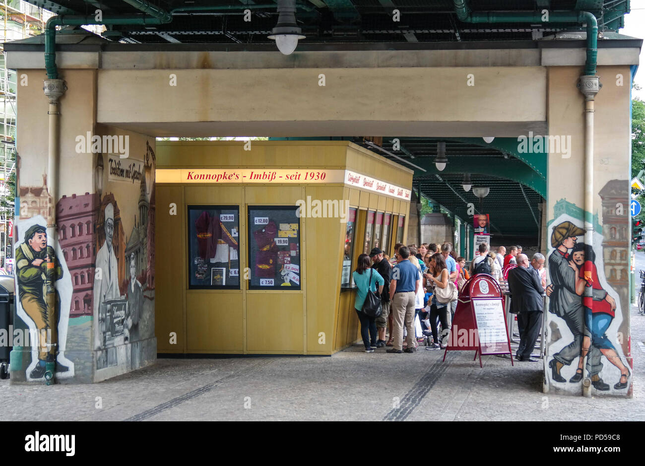 Konnopke's Imbiss Currywurst-Stand unter dem U-Bahn-Viadukt, Eberswalder Straße, Berlin, Deutschland. Gegründet 1930. Stockfoto