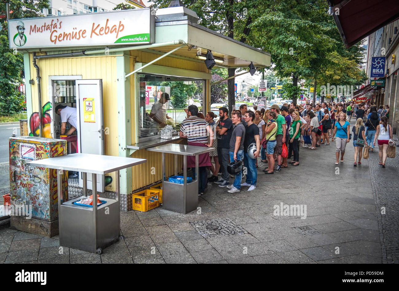 Berlin, Kreuzberg, Mehringdamm, Mustafas Gemüse Kebab Stockfotografie -  Alamy