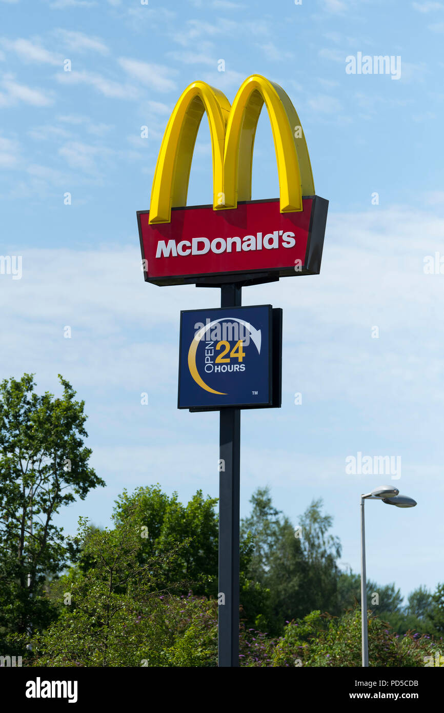 McDonald's 24 Stunden Fahrt durch die Firma Zeichen logo gegen einen blauen Himmel. Stockfoto