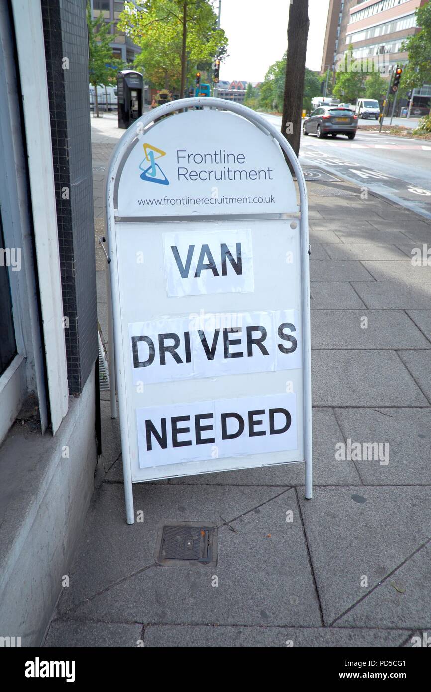 Van Treiber benötigt Einstellung Zeichen in einer britischen Stadt Straße. Stockfoto
