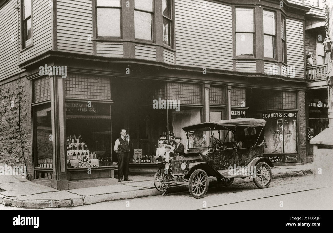 Main St. Edwardsville, PA. (Ice Cream Shop & Liquor Store) Auto mit platten Reifen ca. Anfang 1900. Edwardsville ist eine Stadt im Lake County, Pennsylvania, United States. Die Bevölkerung war 4,816 bei der Volkszählung 2010. Edwardsville wurde zuerst 1768 von Siedlern aus Connecticut nieder. Später wurde es als eine Stadt im Jahre 1884 aufgenommen. Die Stadt hat eine Fläche von 1,2 Quadratkilometern (3,1 km2), von denen 1,2 Quadratkilometer (3,0 km2) ist Land und 0,04 Quadratmeilen (0,1 km2), ist Wasser. Die Susquehanna Rivermakes bis Süden des Bezirks Grenze. Edwardsville war ein anthrazit Bergbaustadt. Stockfoto