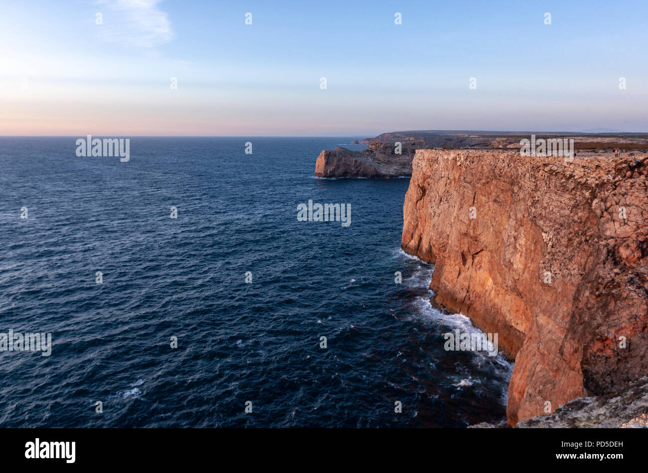 Masse der Touristen sammeln für den Sonnenuntergang am Cabo de São Vicente, Kap St. Vincent, Algarve, Portugal. Stockfoto