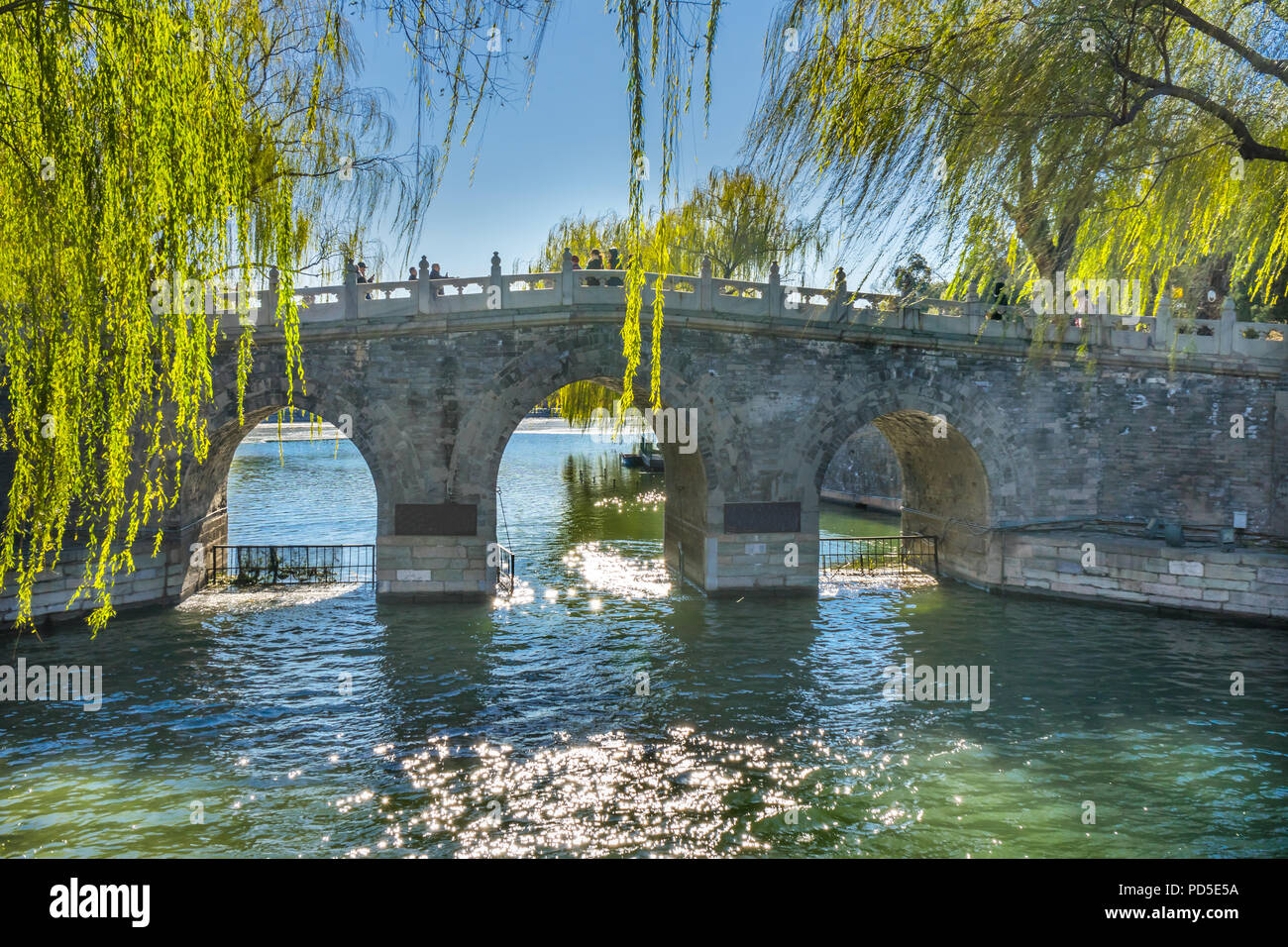 Brücke grüne Weiden Jade Blumeninsel Beijing China Beihai Park erstellt 1000 AD. Stockfoto