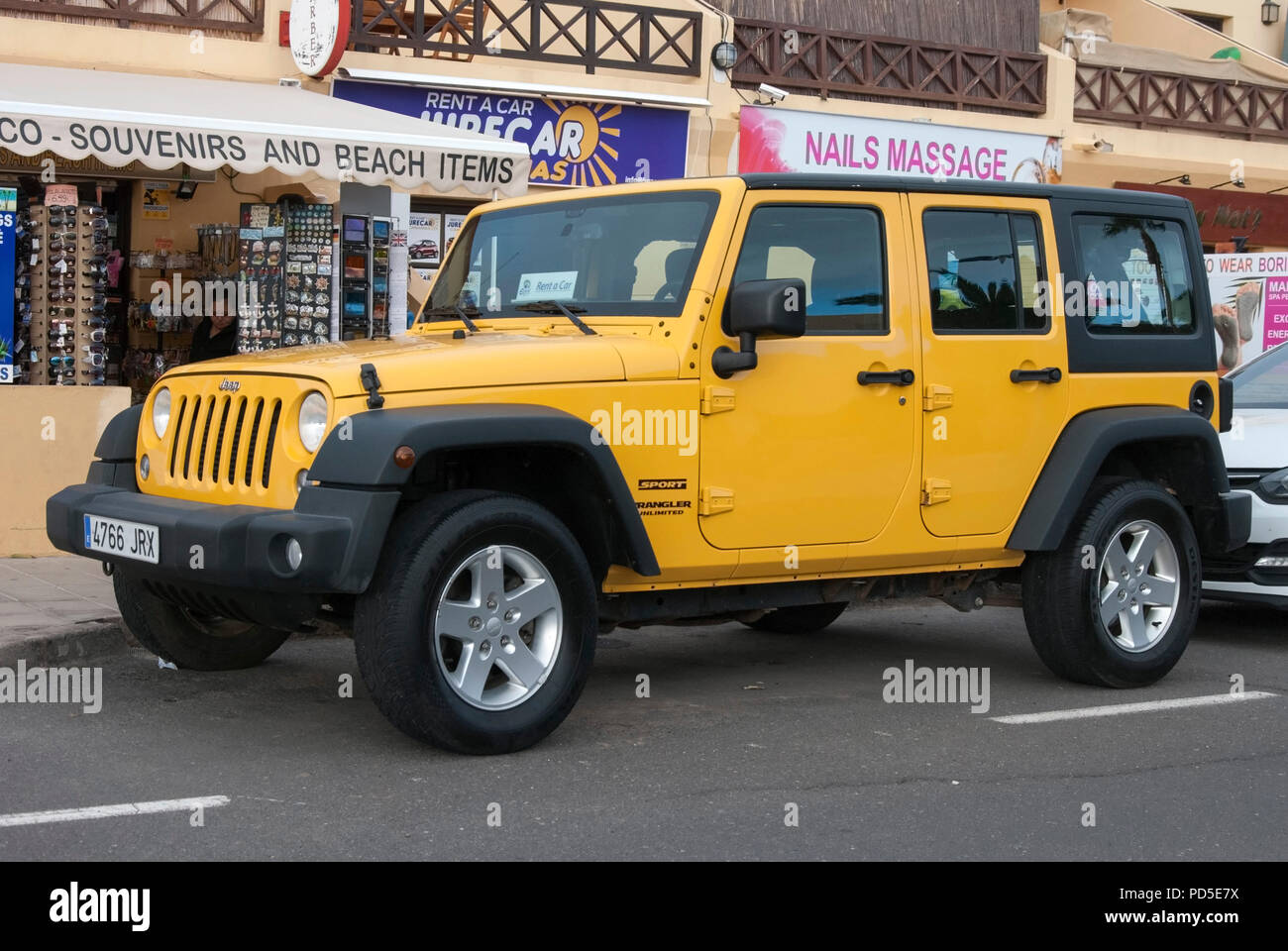 2017, Gelb & schwarz Jeep Wrangler Unlimited Sport Auto vorderen rechten Seitenbereich Fahrerseite Blick auf Gelb und Schwarz 2017 Modell mit vier Türen 4 x 4 SUV Jeep Wrangler Stockfoto