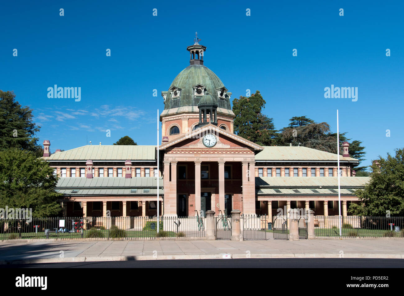 Der Bathurst Courthouse, einem denkmalgeschützten Gebäude in der Föderation sich im klassischen Stil in Bathurst, New South Wales, Australien, gebaut. Stockfoto