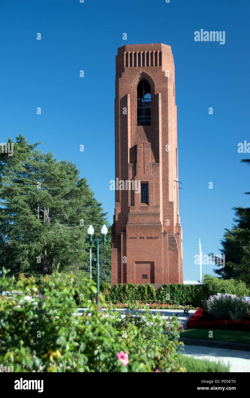 Der Bathurst Kriegerdenkmal Carillon steht in Kings Parade, dem Platz der Stadt in Bathurst, New South Wales, Australien. Stockfoto