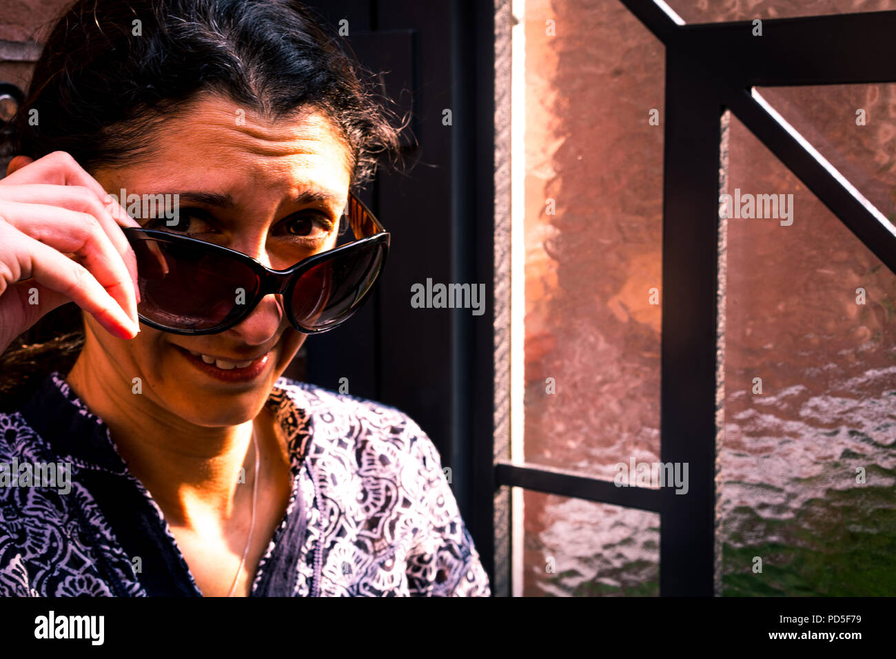 Frau senkt die Sonnenbrille zu fragen. Stockfoto