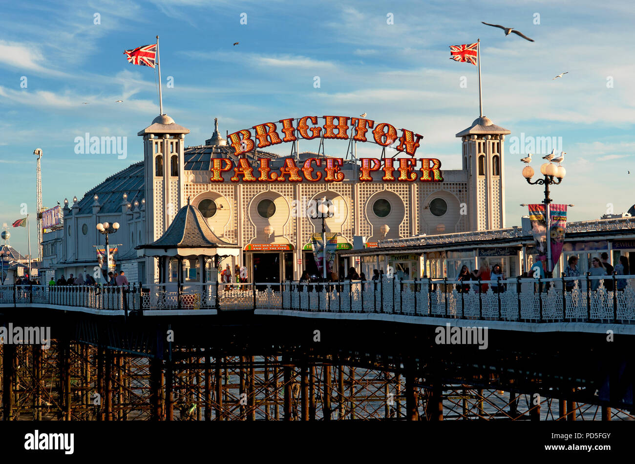 Die berühmten Brighton Palace Pier im Süden von England Küste änderte seinen Namen 2018 in Brighton Palace Pier, eine Kombination der beiden vorherigen Namen. Stockfoto