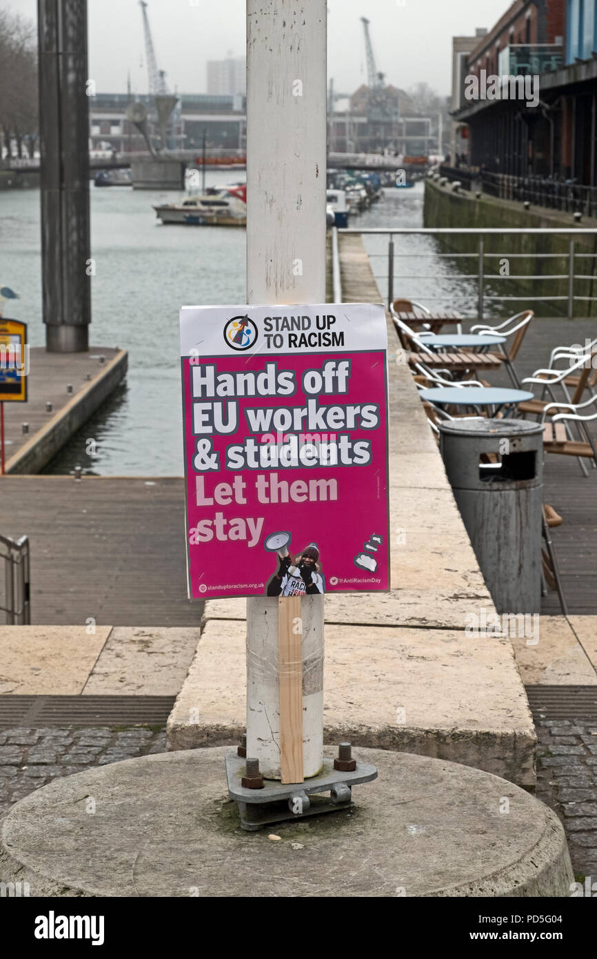 Ein Plakat mit dem Slogan "Hände weg von EU-Arbeitnehmern und Studenten lassen Sie Aufenthalt" in Bristol, UK am 20. Februar 2017 Stockfoto