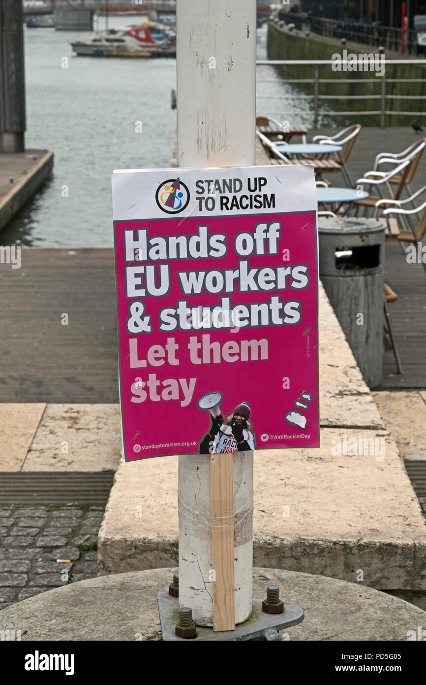 Ein Plakat mit dem Slogan "Hände weg von EU-Arbeitnehmern und Studenten lassen Sie Aufenthalt" in Bristol, UK am 20. Februar 2017 Stockfoto