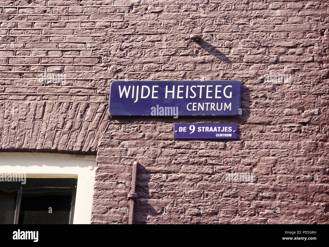 Wijde Heisteeg, einer Straße in Negen Straatjes oder De 9 Straatjes, in der Gemeinde Centrum in Amsterdam Stockfoto