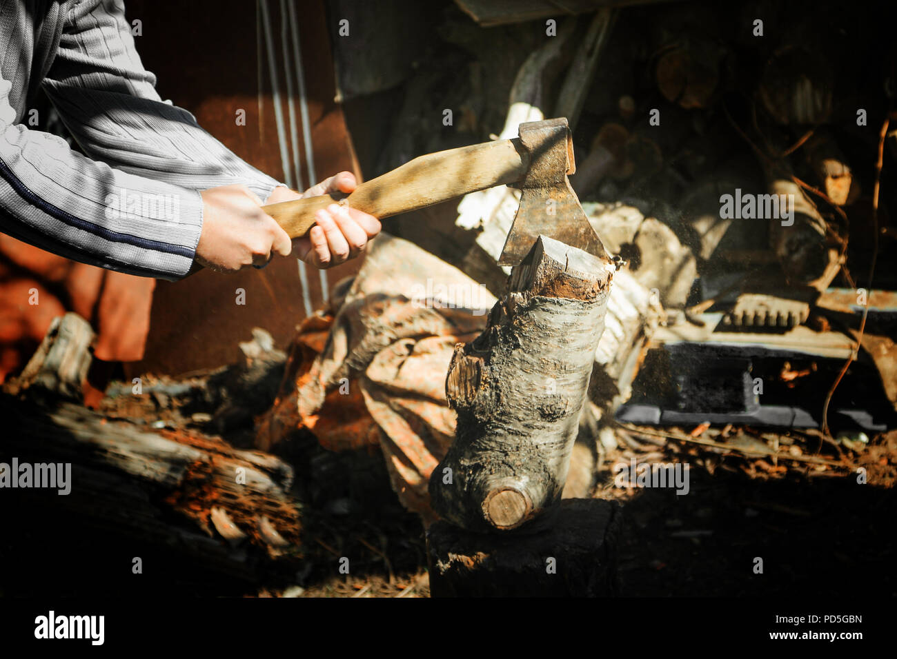 Ein Mann schneidet mit einer Axt Obst Protokolle Stockfoto Ein Mann schneidet mit einer Axt Obst Protokolle Stockfoto