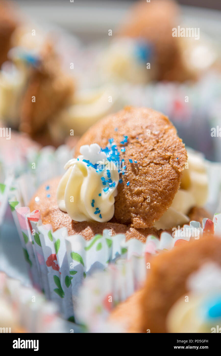 Mamas selbstgemachte Karotte Cupcakes mit Frischkäse füllen. Stockfoto