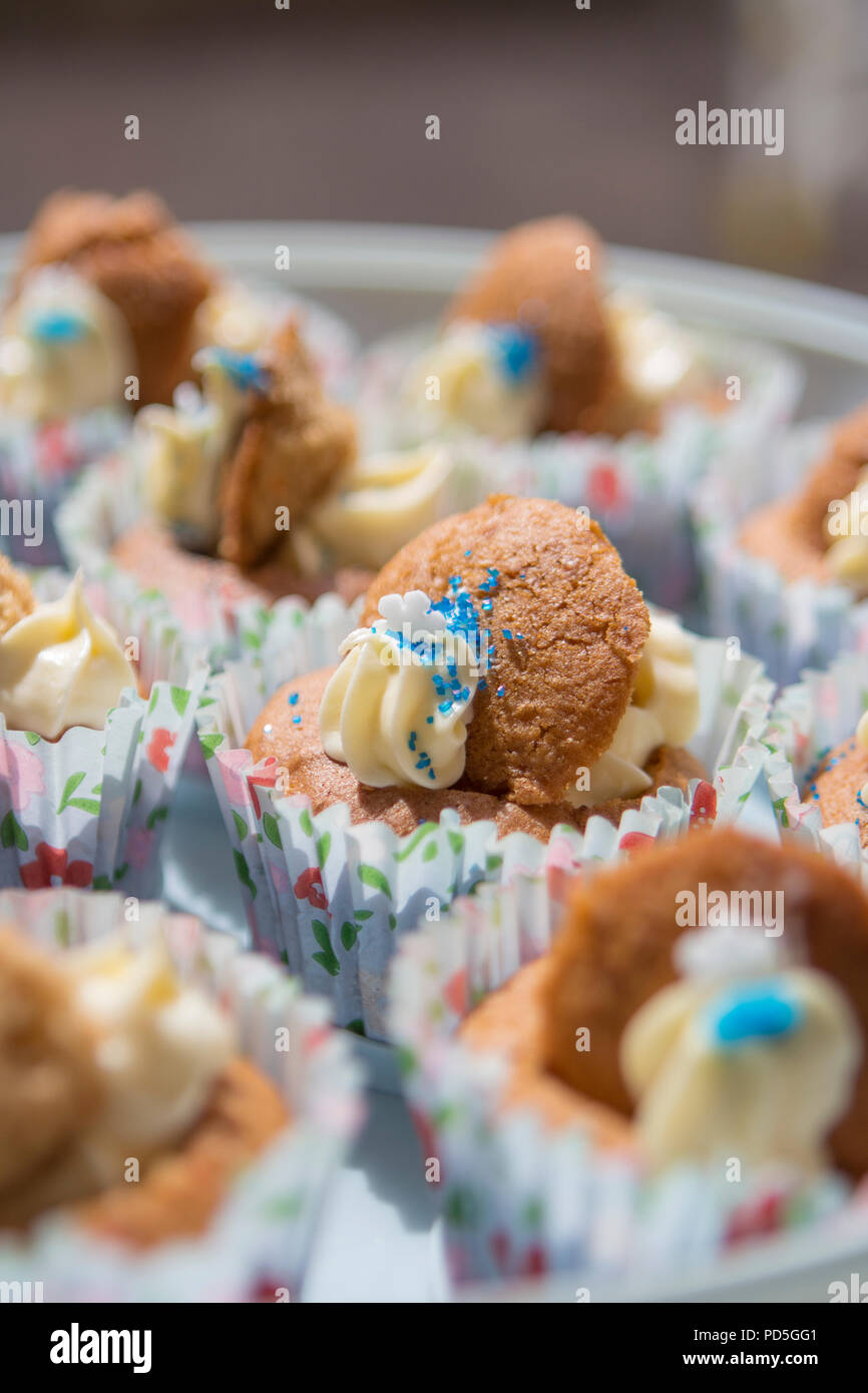 Mamas selbstgemachte Karotte Cupcakes mit Frischkäse füllen. Stockfoto