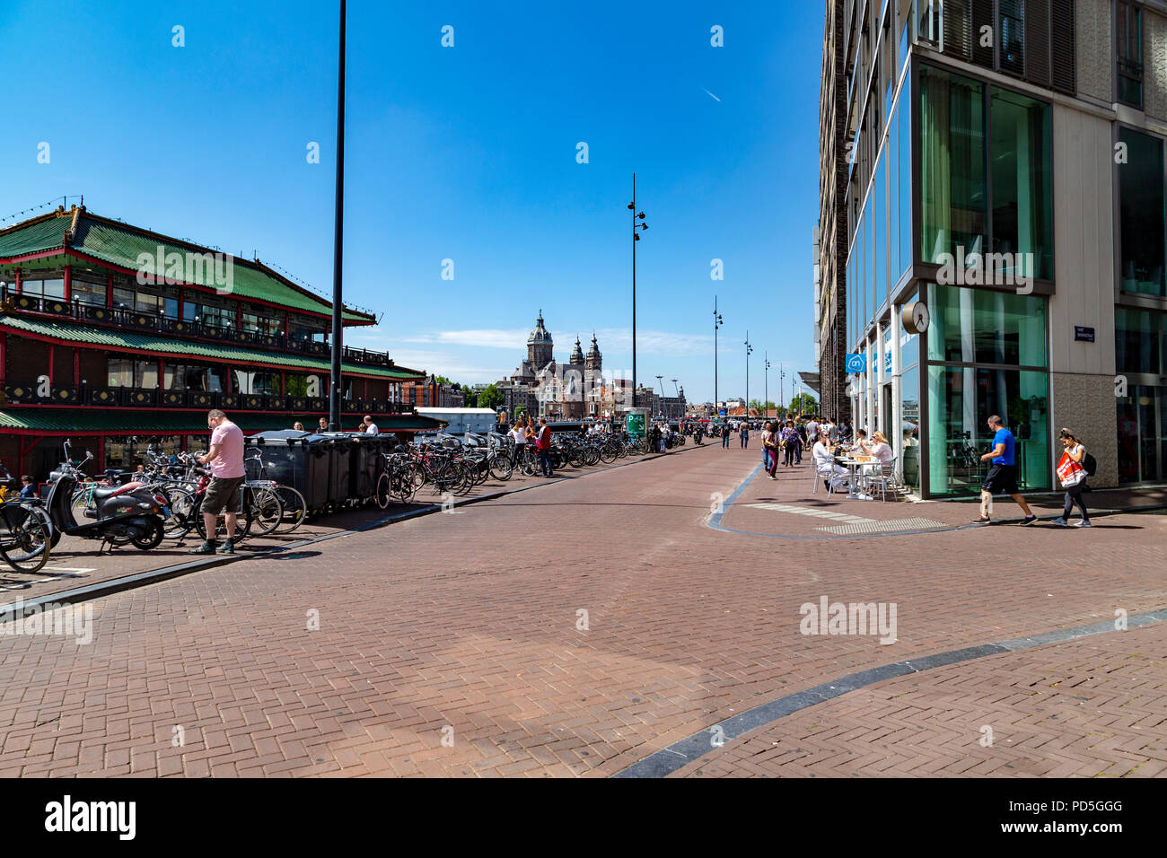 Sea Palace Floating chinesischen Restaurant auf der linken Seite. Amsterdam, Niederlande Stockfoto