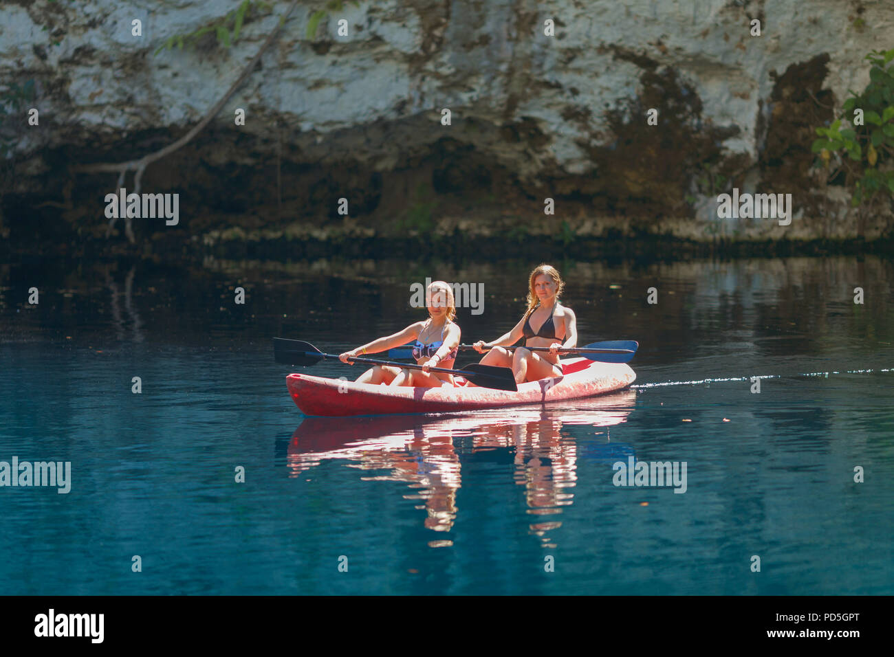 Zwei Mädchen Kajak blauen See, Laguna Dudu, Dominikanische Republik Stockfotografie -
