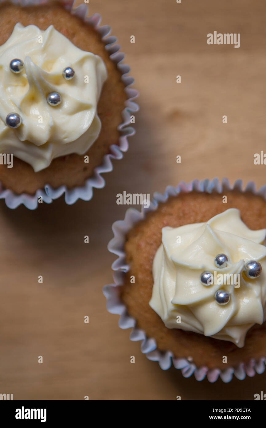 Mamas hausgemachter Vanille Cupcakes mit glatten buttercream Vereisung. Stockfoto