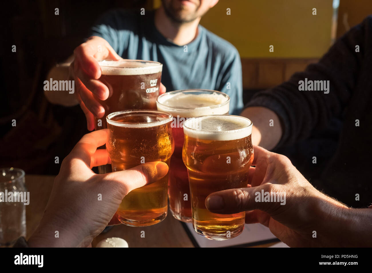 Eine Gruppe von vier klirren Gläser (2 Pints cask Ale und 2 halbe pints Apfelwein) und sagen Danke an die Black Bull Inn in Frosterley, County Durham, UK. Stockfoto