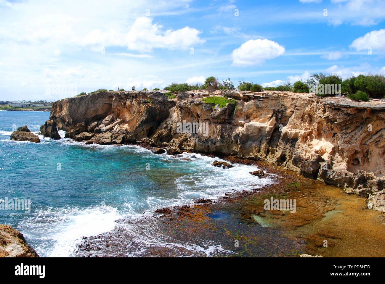 Die Küste und das Riff auf den Pazifischen Ozean, von der Maha "ulepu Heritage Trail gesehen, in Koloa, auf der tropischen Insel Kauai, Hawaii Stockfoto