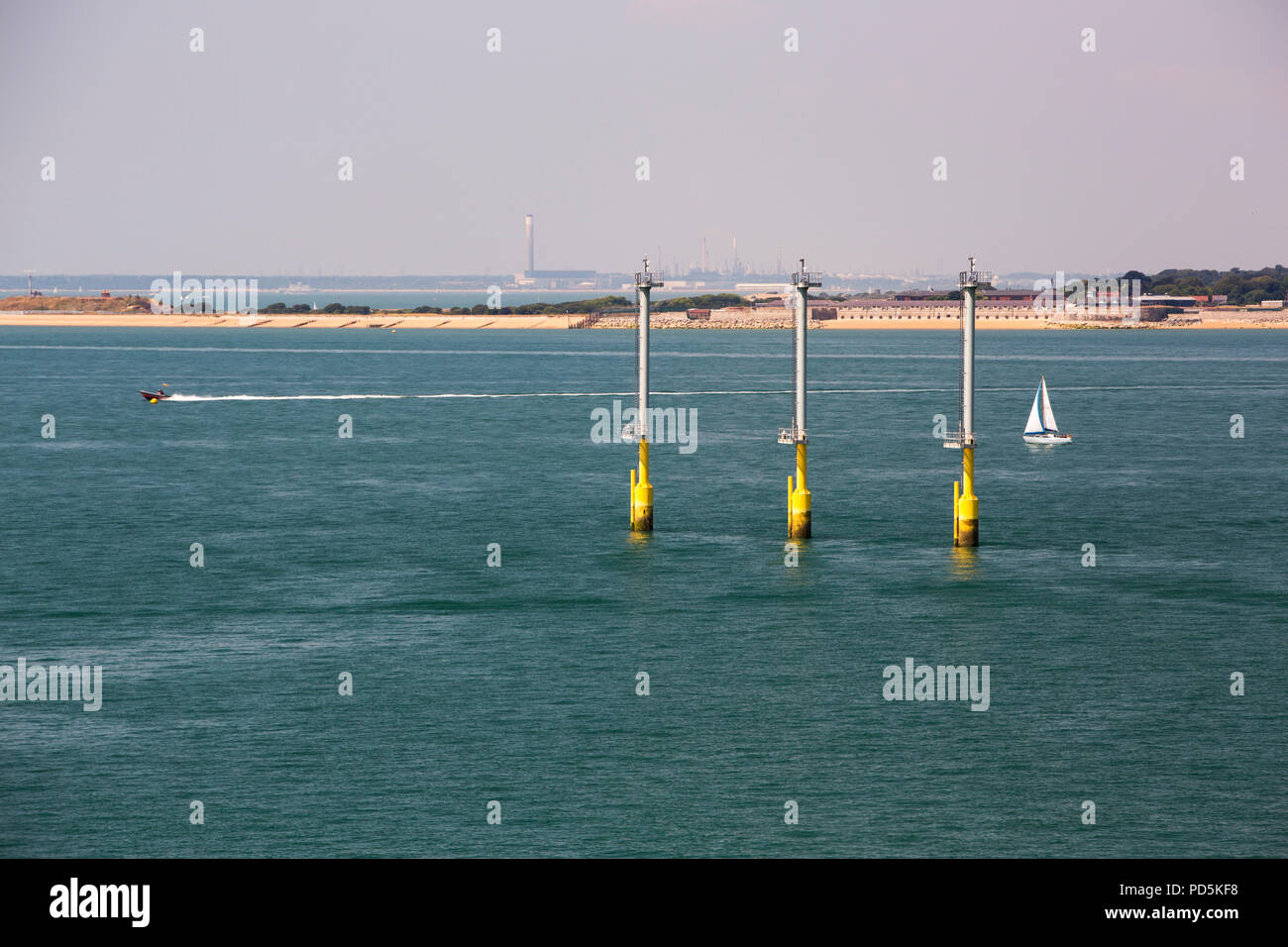 Beleuchtungs-masten konzipiert die neue Königin Elizabeth Flugzeugträger sicher in Portsmouth Harbour zu führen. Stockfoto