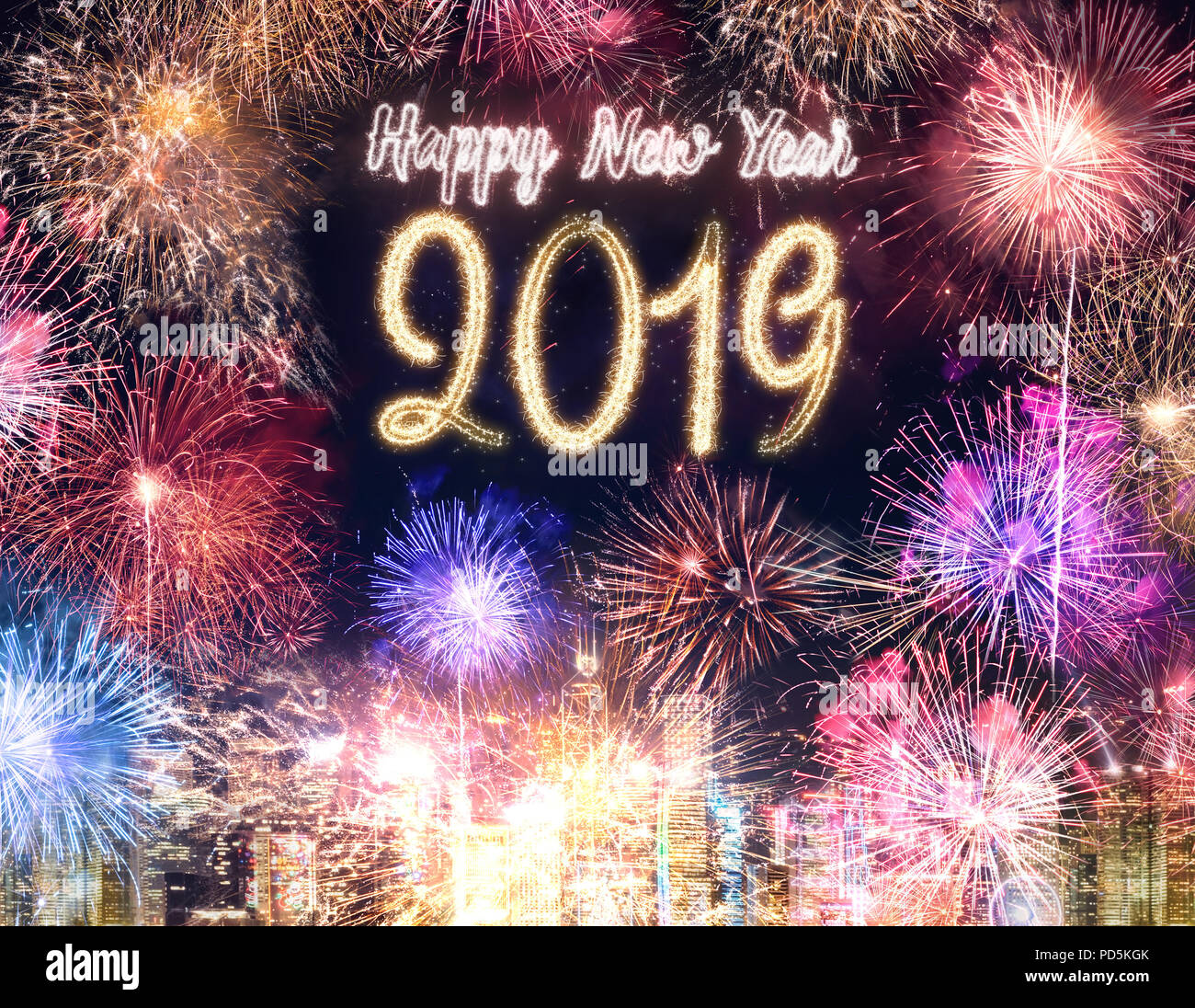 Frohes Neues Jahr 2019 Feuerwerk über stadtbild Gebäude nachts Feier, Happy new year Countdown. Grußkarte Stockfoto