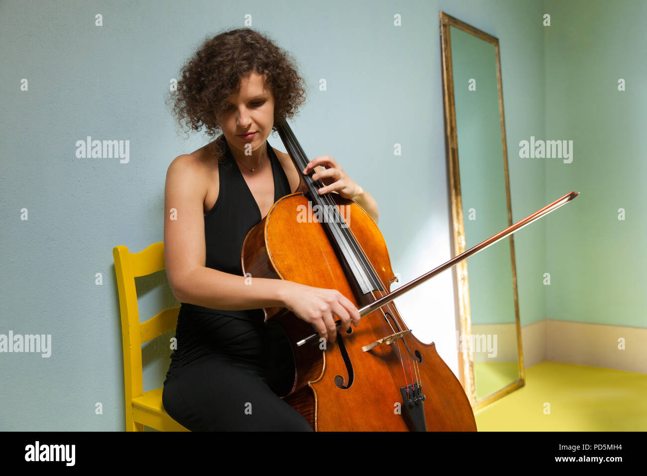 Junge Madchen Cello Spielen In Einem Zimmer Stockfotografie Alamy