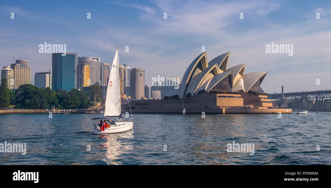 Yacht segelt in den Hafen von Sydney, Port Jackson, New South Wales, Australien. Stockfoto