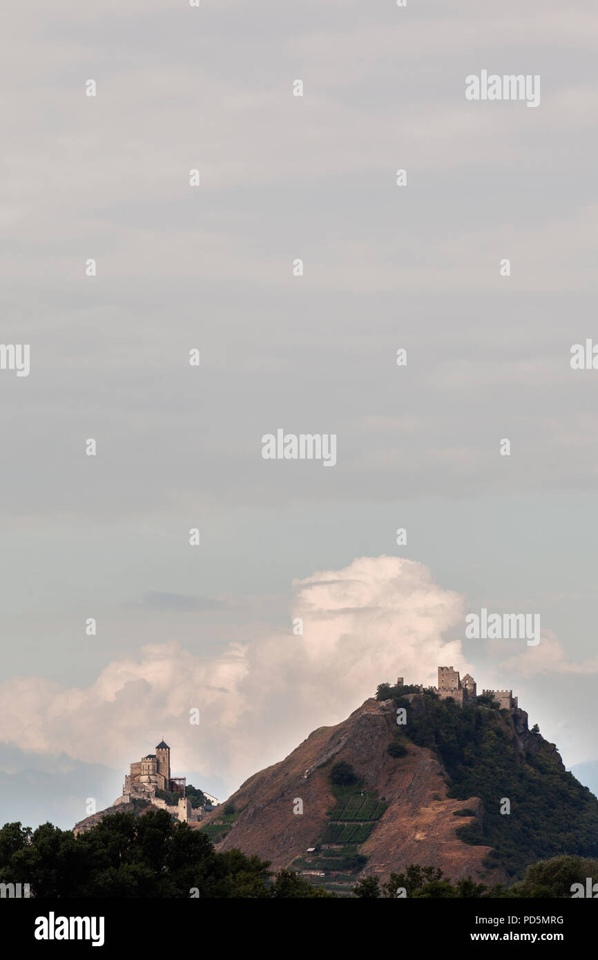 Schloss und Kirche auf einem Hügel über dem Schweizer Stadt Sion im Tal der Rhone Stockfoto