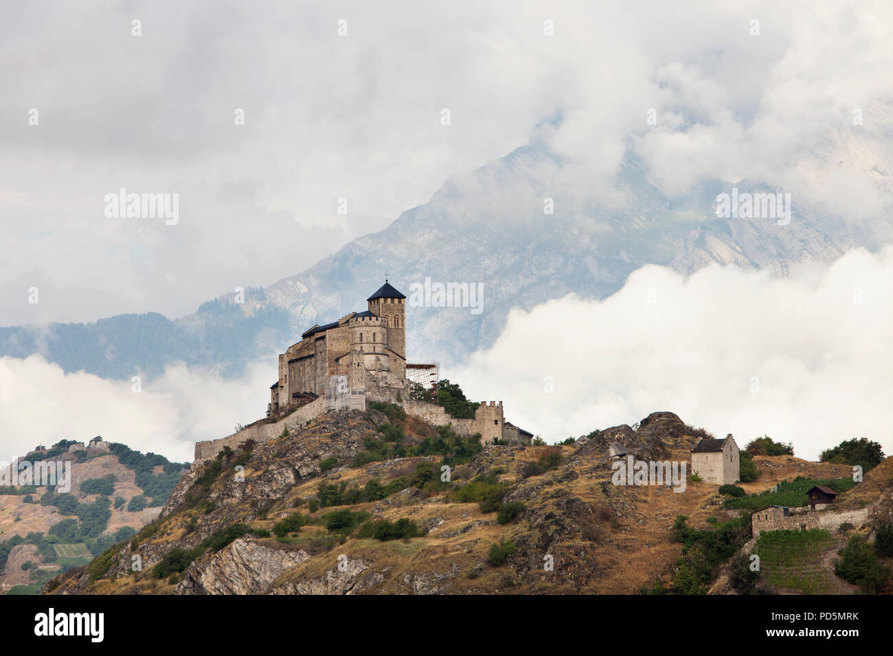 Schloss und Kirche auf einem Hügel über dem Schweizer Stadt Sion im Tal der Rhone Stockfoto