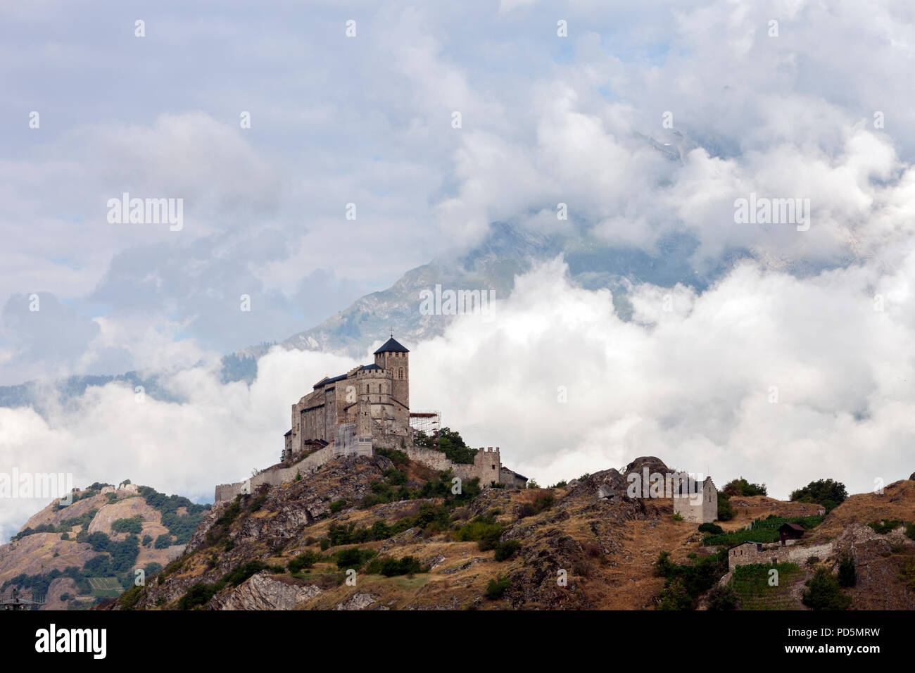 Schloss und Kirche auf einem Hügel über dem Schweizer Stadt Sion im Tal der Rhone Stockfoto