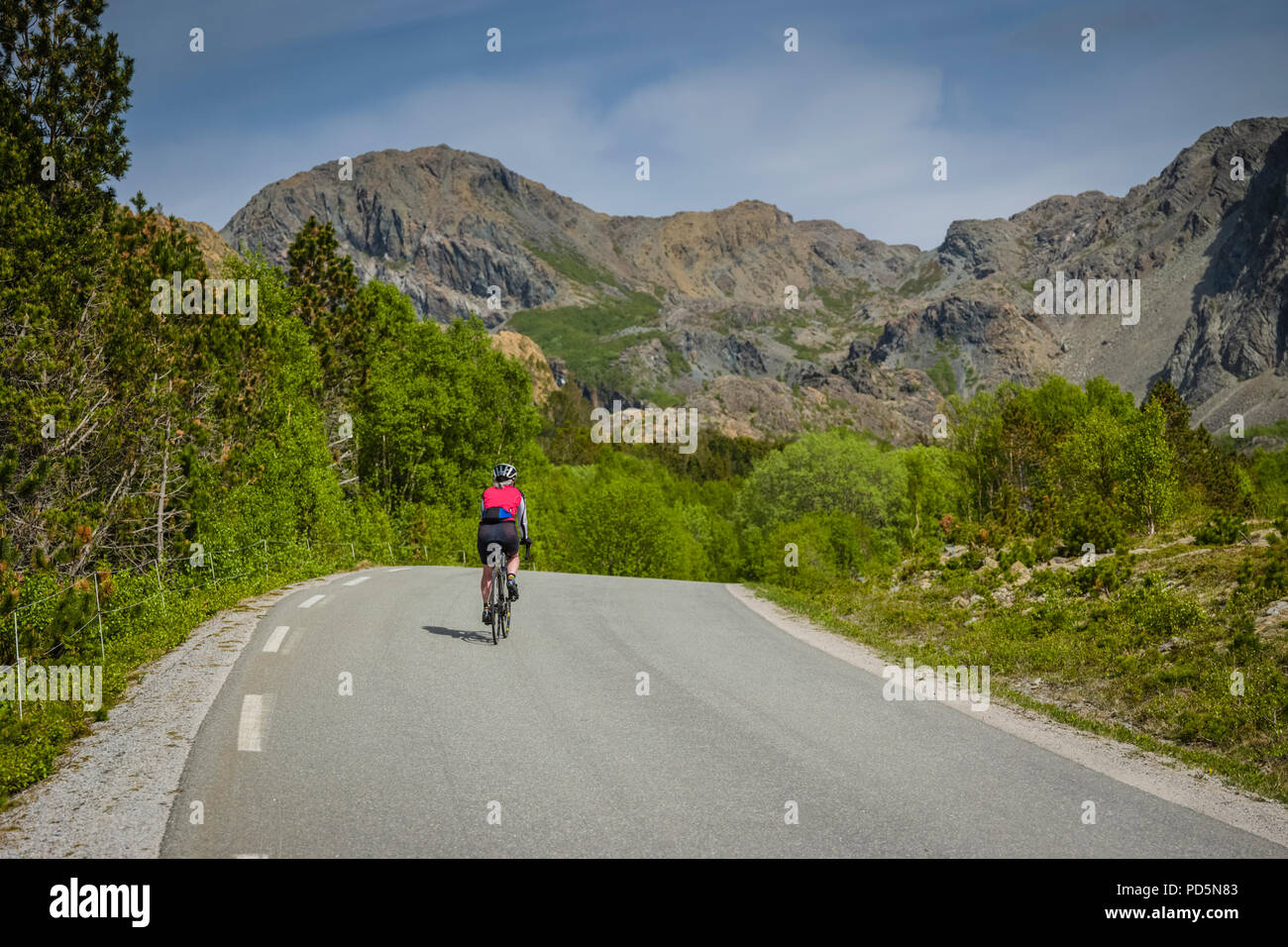 Weibliche Radfahrer erkunden Leka Island, Norwegen. Stockfoto