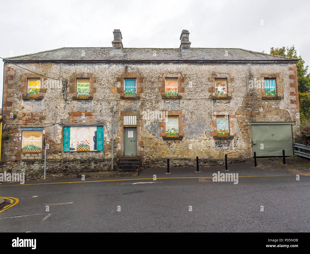 Gestaltungsarbeit auf einem verlassenen Gebäude, Carrickmacross, County Monaghan, Irland Stockfoto