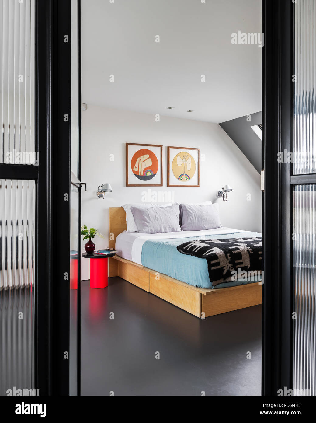 Blick durch Wellpappe stil Glaswand in minimal style Schlafzimmer Stockfoto