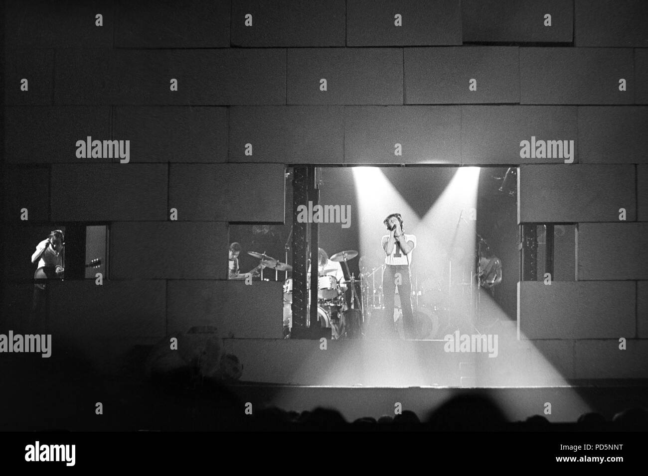 Dortmund, Deutschland, 20. Feb 1981 - Sänger, Songwriter, Bassist und Komponist Roger Waters (mit Mikrofon) der britischen Psychedelic Rock Band PINK FLOYD DURCHFÜHRUNG DER WAND Konzert in der Westfalenhalle in Dortmund/Deutschland (Digital Image von einem b/w-Film-negativ) Stockfoto