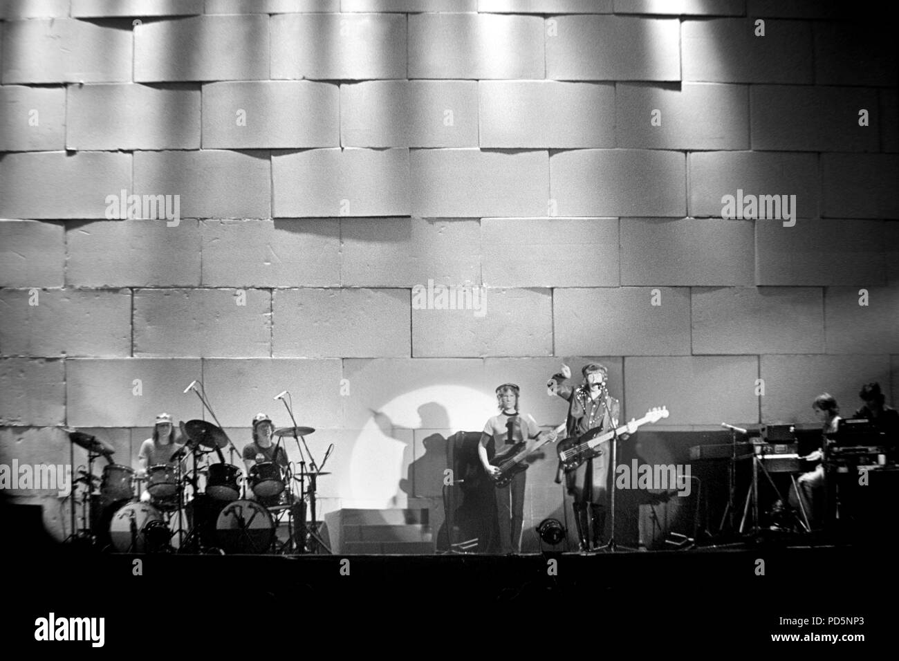 Dortmund, Deutschland, 20. Feb 1981 - British Psychedelic Rock Band PINK FLOYD DURCHFÜHRUNG DER WAND Konzert in der Westfalenhalle in Dortmund/Deutschland (Digital Image von einem b/w-Film-negativ) Stockfoto