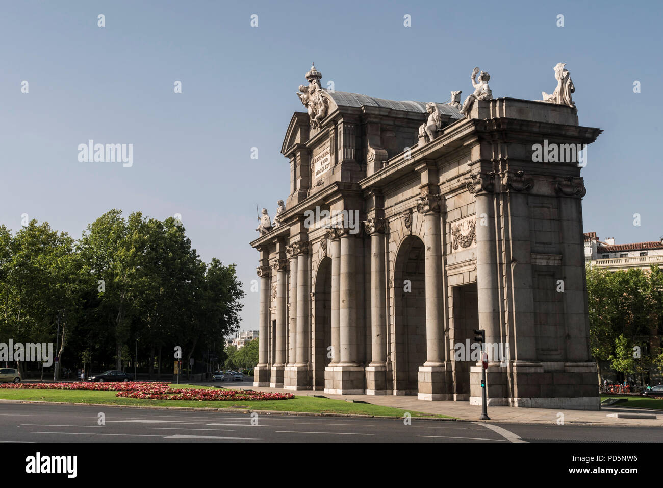 Madrid, Spanien - 4. August 2018: Alcala Tor oder Puerta de Alcala ist ein Monument, das sich in der Plaza de la Independencia in Madrid, Spanien Stockfoto