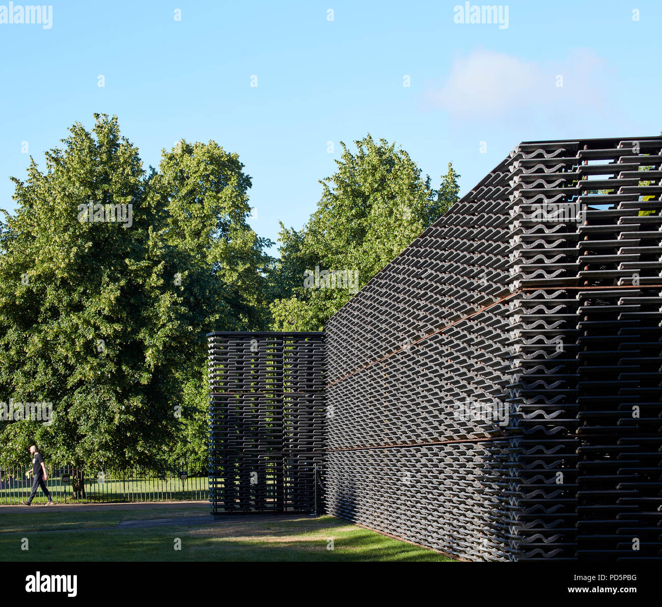 Blick auf die östlichen Eingang. Serpentine Pavillon im Sommer 2018, London, Vereinigtes Königreich. Architekt: Frida Escobedo, 2018. Stockfoto