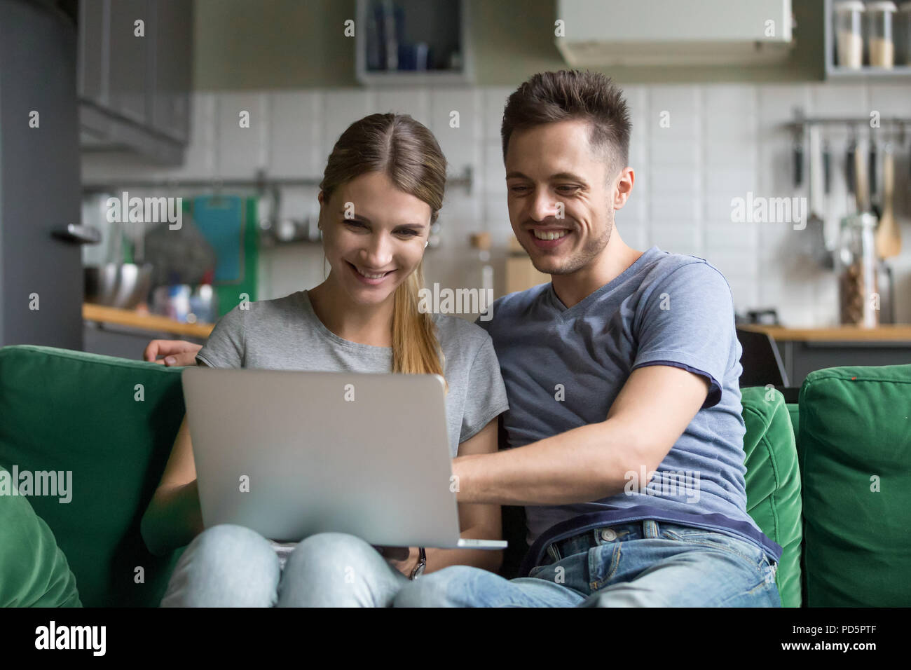 Glückliches Paar lachend auf Laptop gemeinsam Lustig Stockfoto