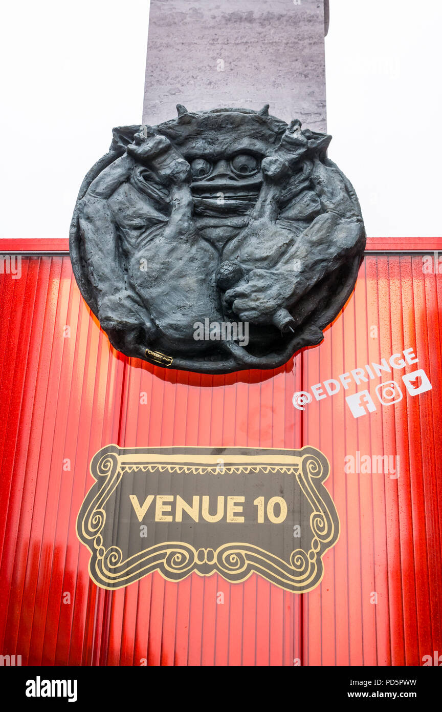 Eingang zu Fringe Venue 10 mit Fransen Gargoyle, Virgin Money gesponserten Outdoor Venue, Royal Mile, Edinburgh, Schottland, Großbritannien mit Fabelwesen Stockfoto