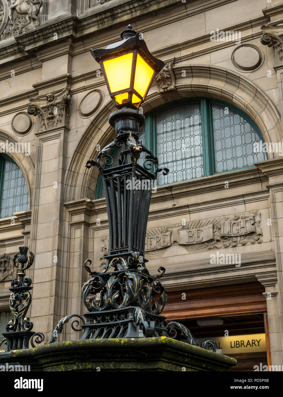Verzierte alte viktorianische Lampe vor der Central Library, George IV Bridge, Edinburgh, Schottland, Großbritannien Stockfoto