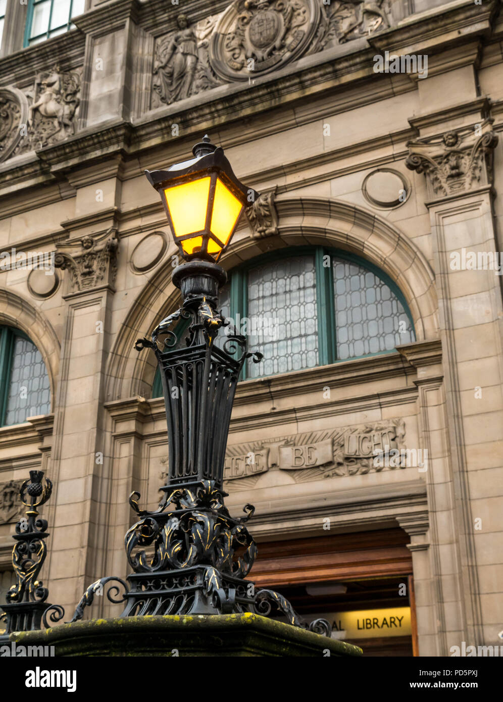 Verzierte alte viktorianische Lampe vor der Central Library, George IV Bridge, Edinburgh, Schottland, Großbritannien Stockfoto