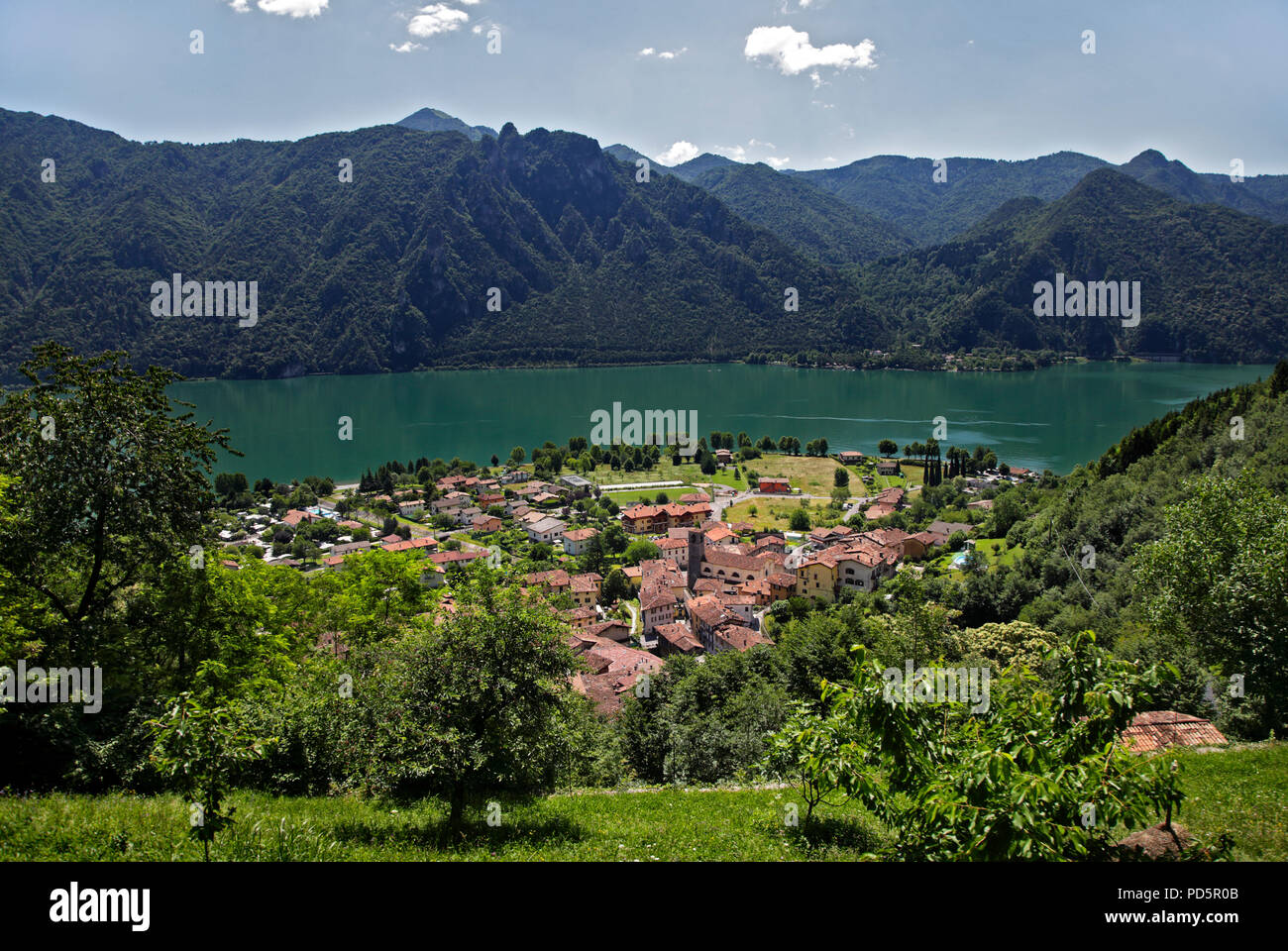 Blick über Dorf Anfo am Ufer des Lago Idro, Lombardei, Italien Stockfoto