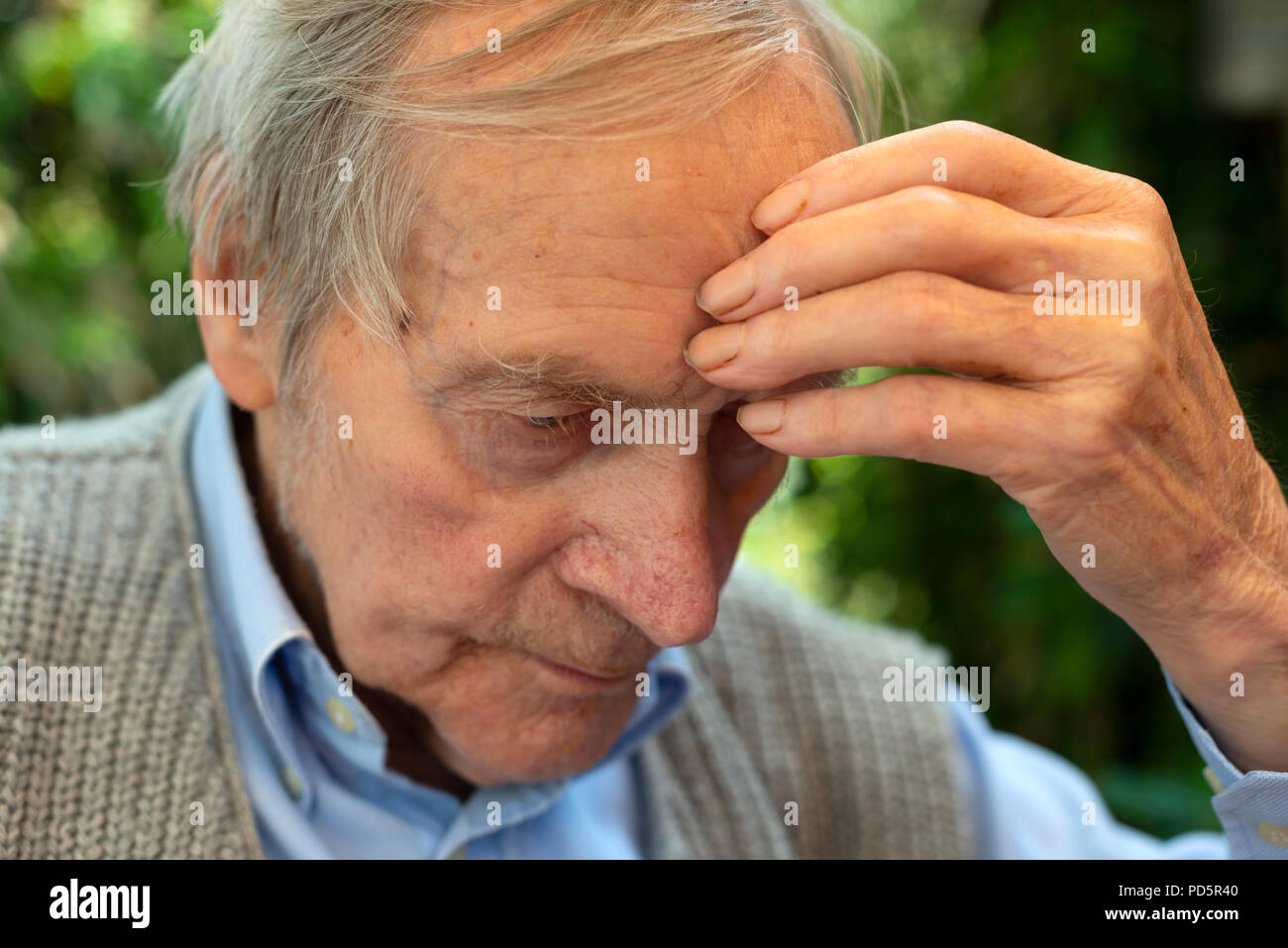 Lonely alter Rentner in seinem Garten Stockfoto