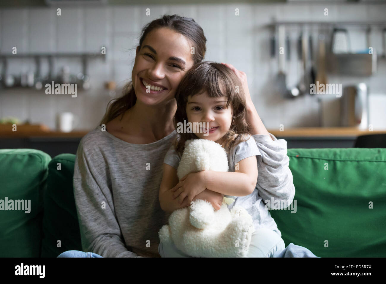 Portrait von glückliche Familie, alleinerziehende Mutter und Kind Tochter embracin Stockfoto
