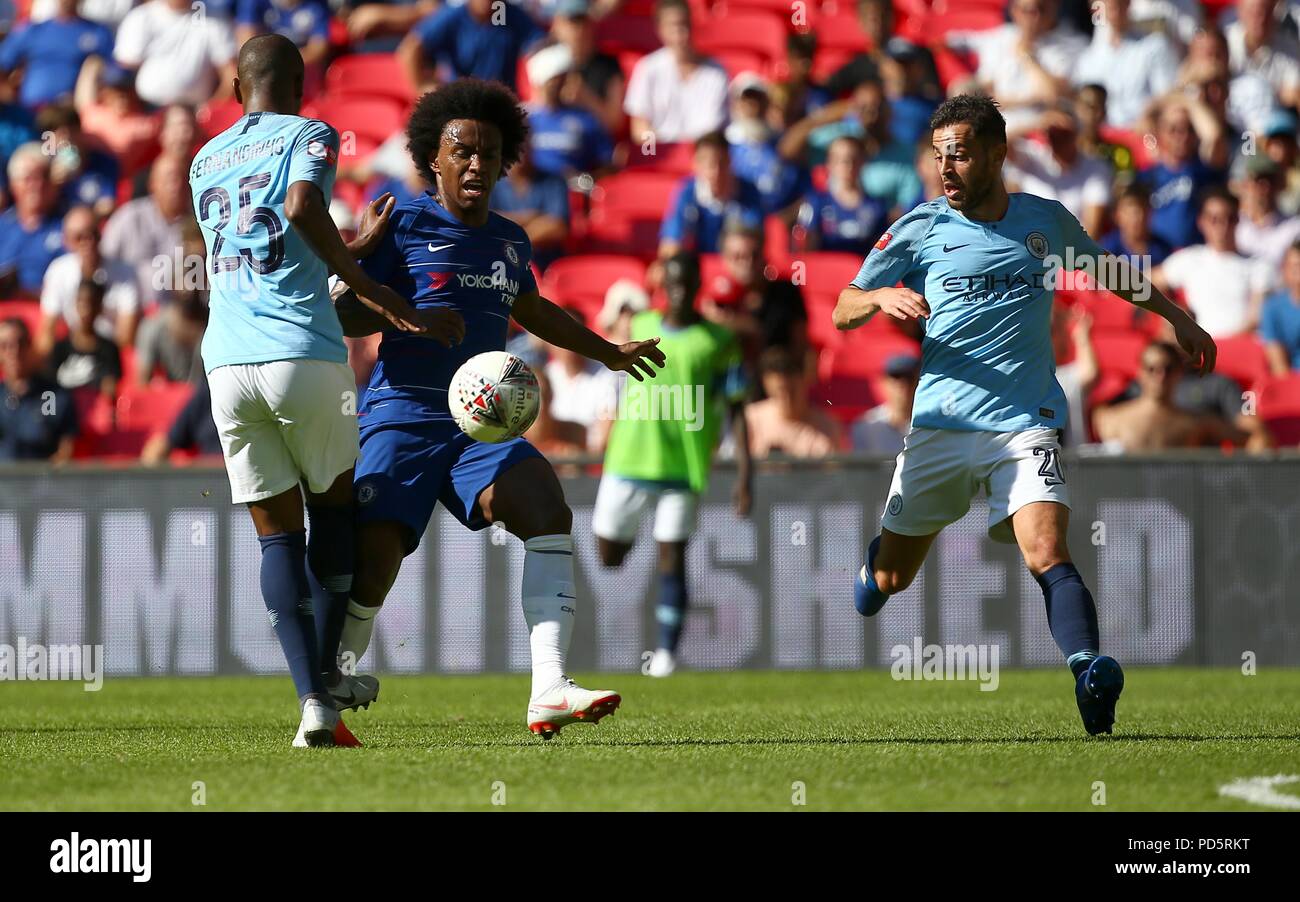 Fernandinho von Manchester City wird von Chelsea's William der FA Community Shield Match zwischen Chelsea und Manchester City im Wembley Stadion in London herausgefordert. 05 Aug 2018 Stockfoto