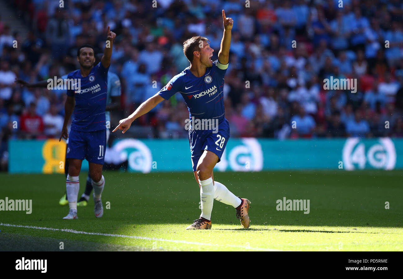 Cesar Azpilicueta von Chelsea Gesten der Schiedsrichter während der FA Community Shield Match zwischen Chelsea und Manchester City im Wembley Stadion in London. 05 Aug 2018 Stockfoto