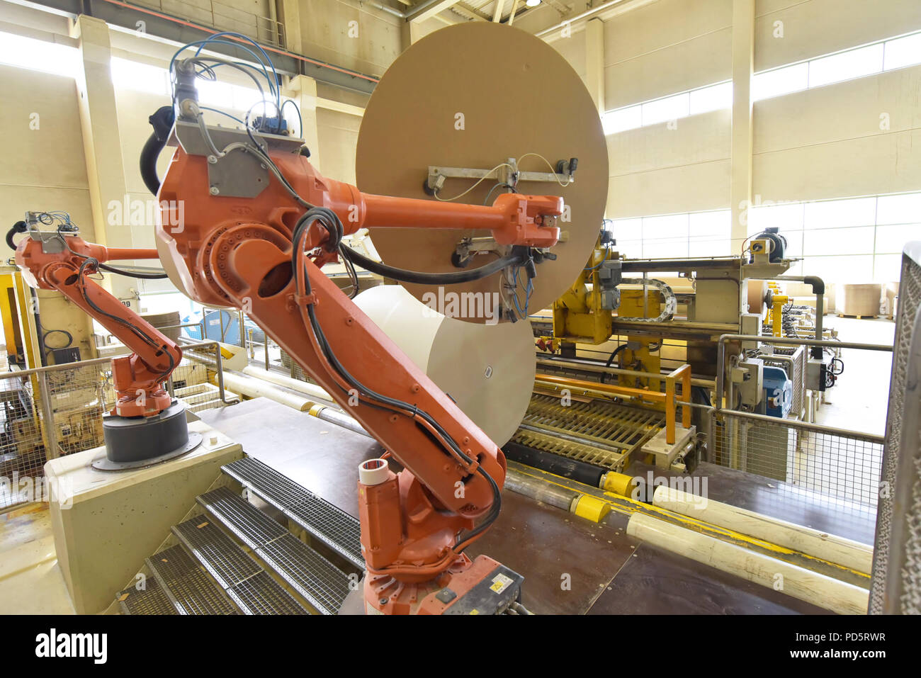 Industrielle Roboter in eine Papierfabrik - Automatisierung in einem modernen Werk - Recycling von Altpapier Stockfoto