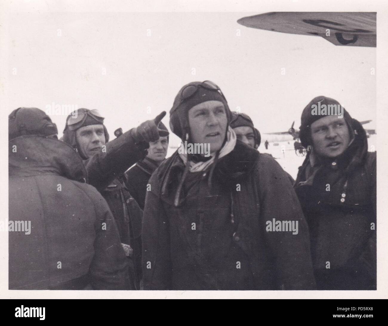 Bild aus dem Fotoalbum von Oberleutnant Oscar Müller von kampfgeschwader 1: Oberleutnant Johannes Brandenburg (Mitte), staffelkapitän 4./KG 1, an Dno Flugplatz in Russland im Frühjahr 1942. Brandenburg war mit seiner Crew in einem Mid-air Explosion am 28. Februar 1942 ums Leben, nachdem sein Flugzeug durch eine Bombe, die von einem anderen Flugzeugen, die über fliegende freigegeben angeschlagen wurde. Brandenburg hatte das Ritterkreuz des Eisernen Kreuzes am 18. September 1940 gewährt worden, während mit dem Stukageschwader 2 im Westen. Stockfoto