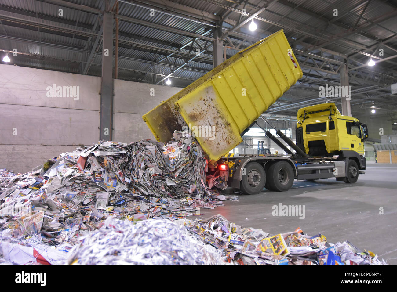 Lkw-transporte Altpapier für das Recycling in einer Mühle - die Herstellung von Papier in einer Mühle Stockfoto
